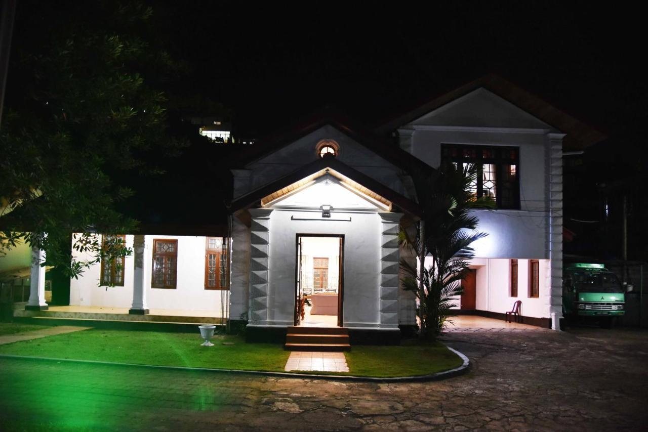 Antique Tourists Lodge 캔디 외부 사진