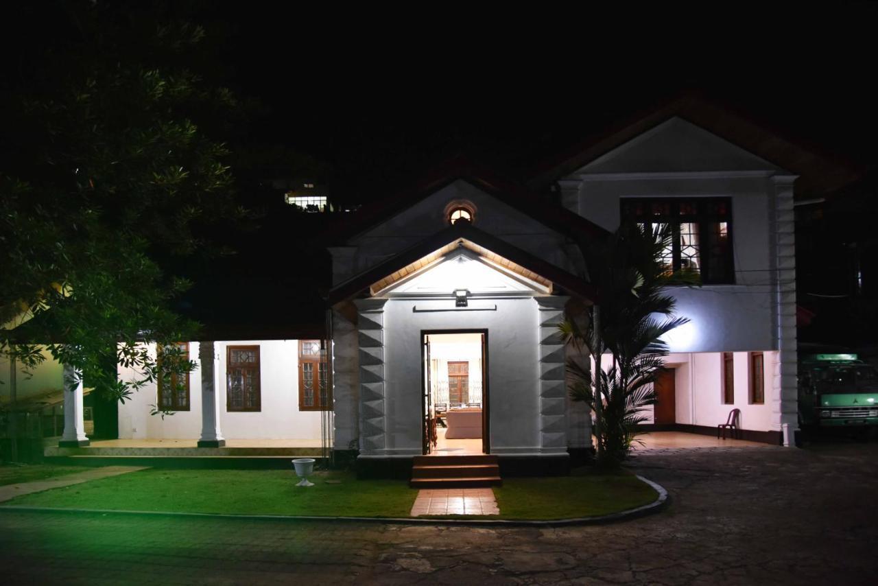 Antique Tourists Lodge 캔디 외부 사진